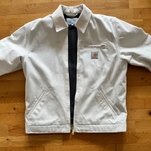 Vit Carhartt jacka - Carhartt Detroit jackan size M  Har inte på den så ofta. Bra condition 