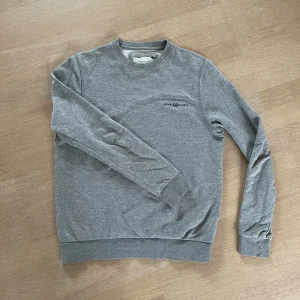 HENRI LLOYD swetshirt - Swetshirt i storlek S, i väldigt bra skick förutom ”hålet” längs nere vid ärmen, därav priset (se bild), men inget man tänker på. Bra passform