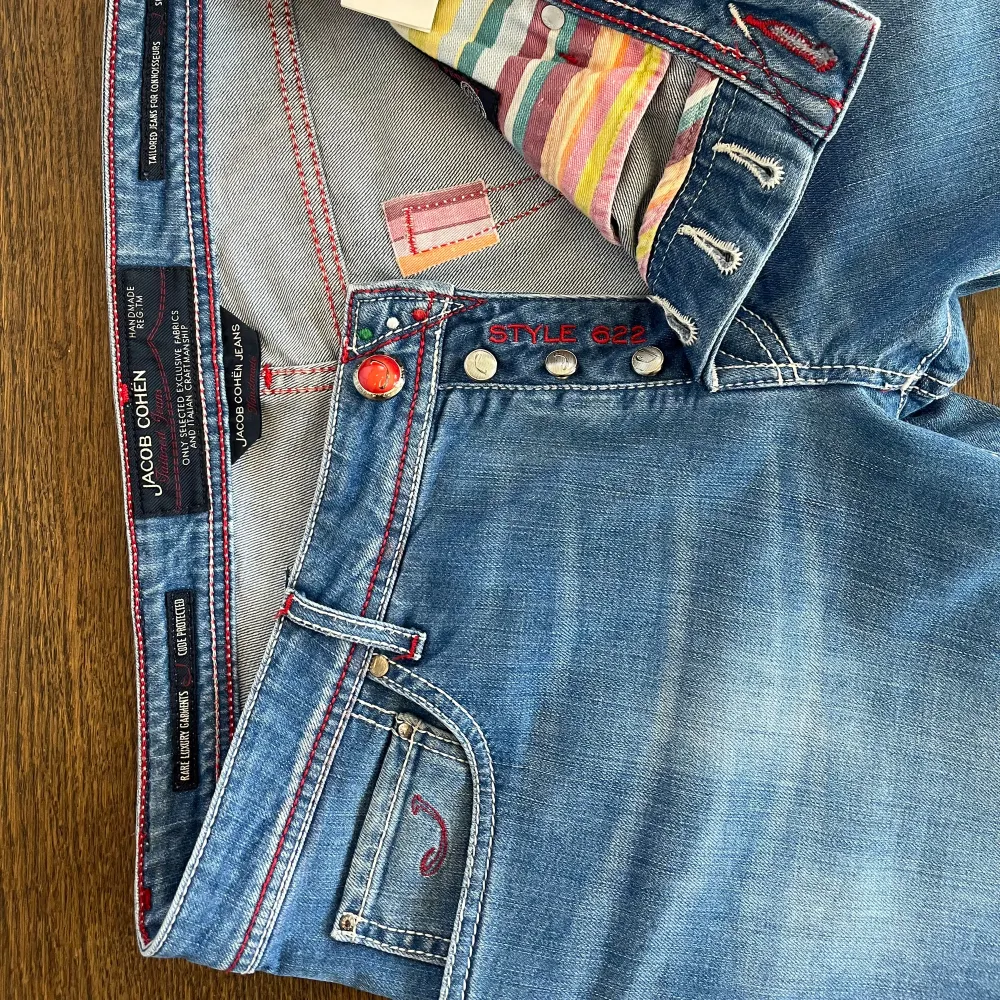 Säljer dessa slim jeans från Jacob Cohën i storlek 34 men passar egentligen 32-33. Jeans är som nya. Modellen på jeansen är 622. Skriv om du har några frågor . Jeans & Byxor.