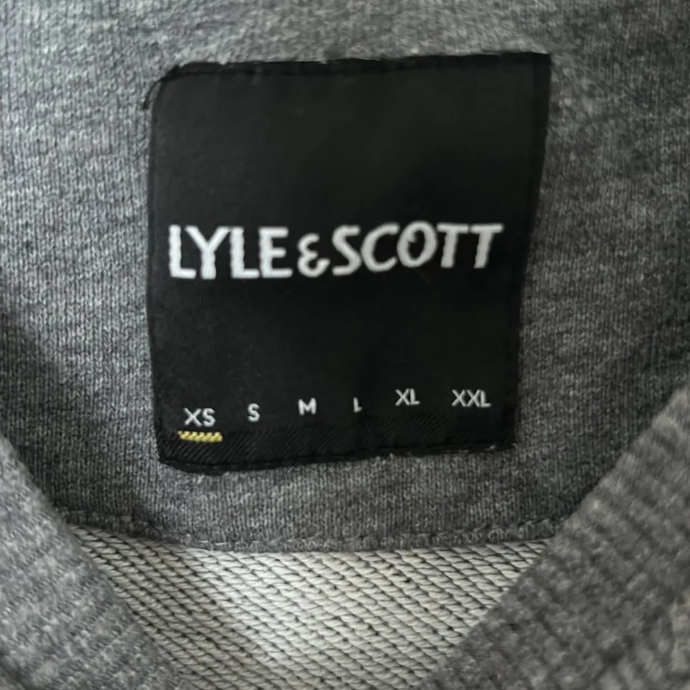 Grå Lyle & Scott tröja i storlek xs tröjan har väldigt bra kvalitet. Köpt för 600 men säljer för 199, Skulle nog säga att tröjan passar om due 13-14 år ungefär.. Tröjor & Koftor.