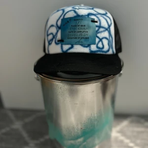 Nart keps - Säljer denna asfeta nart keps, bara provad. Säljer då den tyvärr inte passar.  Den är gjord av konstnären Alex Norqvist och det finns bara denna. Det vill säga att den är 1/1 vilket han gör och då blir de limiterad. ”Wearable Art”