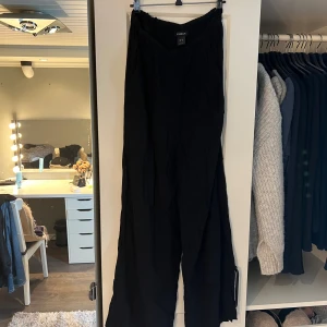 Linnebyxor - Säljer ett par svarta linnebyxor från Lindex i xs, skönt tunt linnematerial men absolut inte genomskinliga!