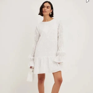 Klänning nakd - Superfin och populär klänning från NAKD som är helt slutsåld. Perfekt för studenten🤩 Säljer då jag har en i annan storlek!🩷 frakt tillkommer