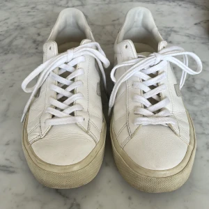 Veja skor - Veja skor i helt ok skick. Köpta för ca 1 år sen. Storlek 41. Nypris är ca 1700kr. Tar 400kr