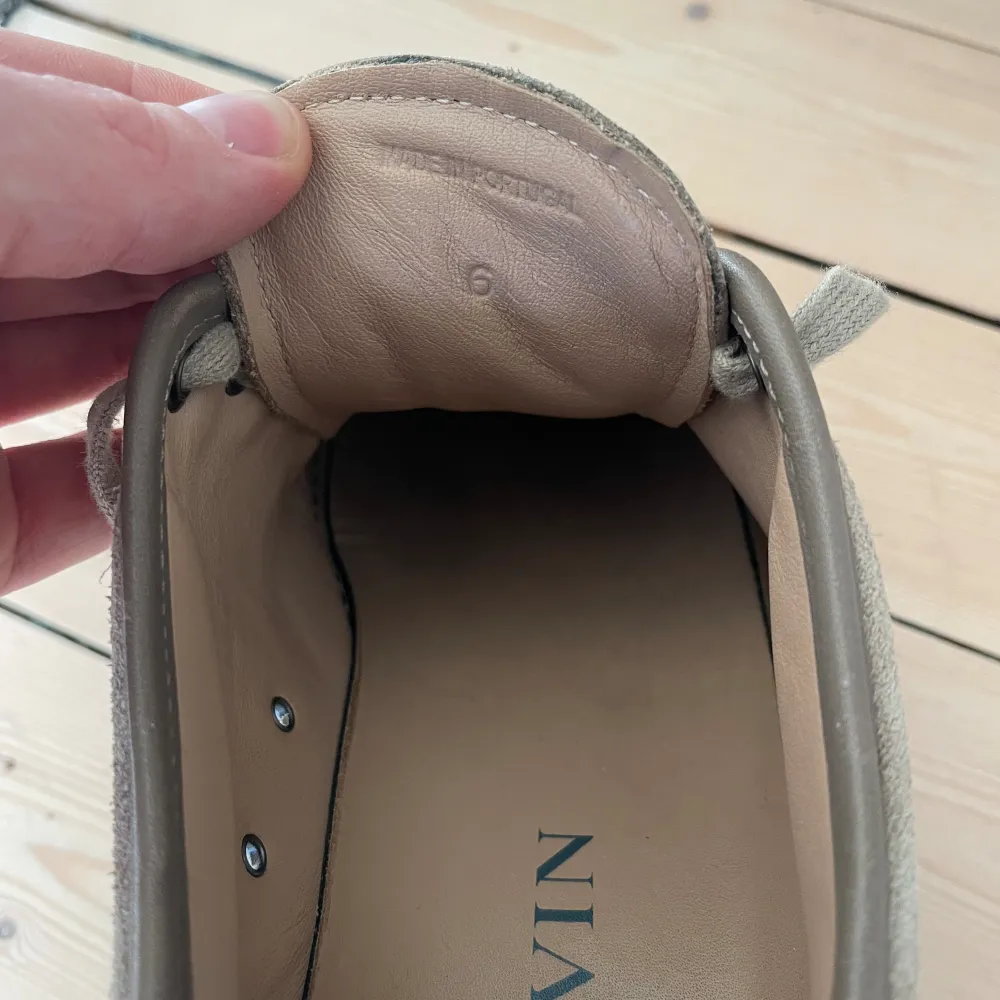 Säljer ett par Lanvin skor som blivit försmå.  Inköpta på NK för några år sedan. Skorna är i bra skicka. Storlek UK6 - EU40, är stora i storlekarna så är 41-42. . Skor.
