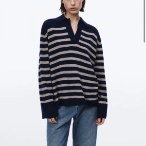 A DAY’S MARCH tröja - Mysig tröja i nästintill nyskick. Nypris 2.195kr. Säljer då jag inte har plats💕