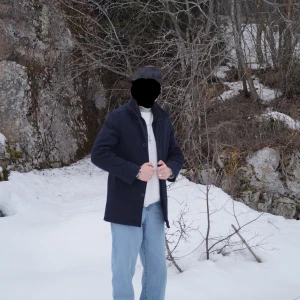 Bison rock  - Hej säljer min nästan helt nya bison rock änvänd sparsamt några gånger. Det är storlek small i färgen blå/navy inga skador eller sömmar som släppt. Säljer den för 2000kr för att den är som ny och ny pris är 3000kr på Wagner. PRISET ÄR INTE HUGGET I S