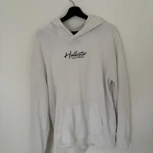 Säljer en snygg Hollister hoodie med skön passform.