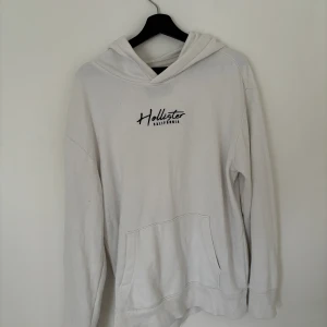 Hollister hoodie  - Säljer en snygg Hollister hoodie med skön passform.