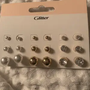 helt oanvända örhängen från glitter köpt för 100kr säljer för 65kr