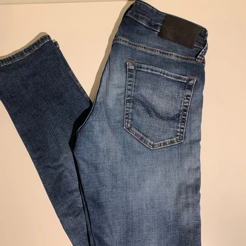 Tjena, säljer mina Jack and Jones Jeans i den trendiga modellen Slim Glenn. Jeansen är knappt använda, cond 9/10. Nypris: 1099kr, hör av er vid minsta intresse//Vilmer. Jeans & Byxor.