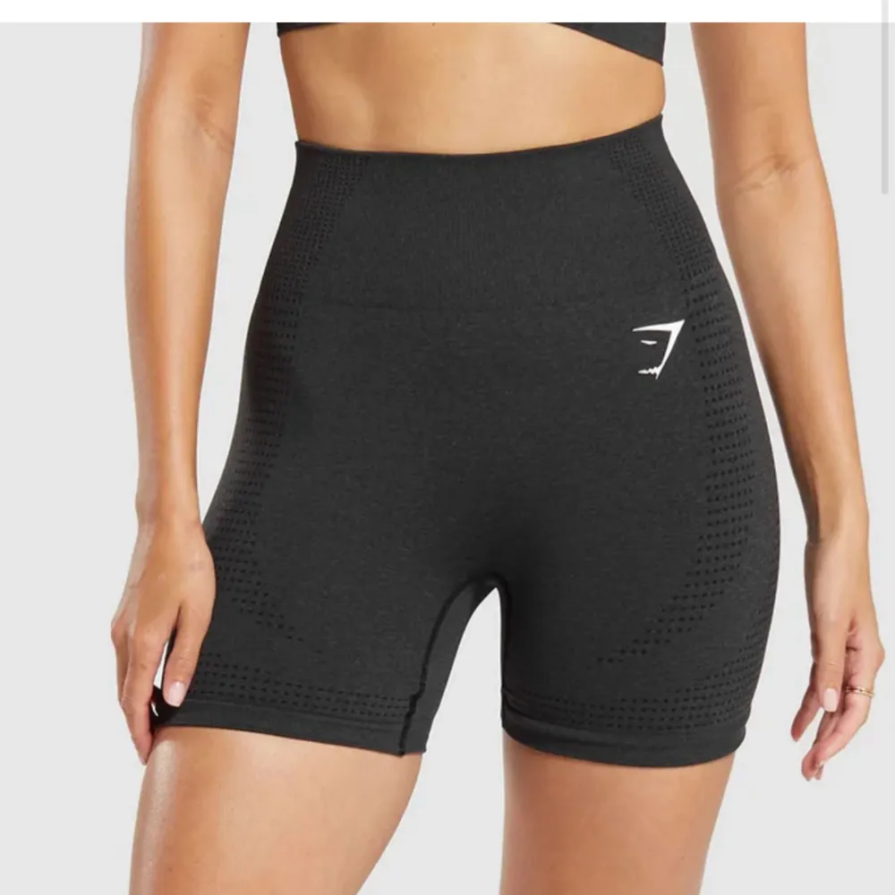 Hej säljer dessa shorts från Gymshark då de blivit för små. Tyvärr har de ett mindre håll i sömnen där bak men inte jätte synligt. Nypris 499kr. Sport & träning.