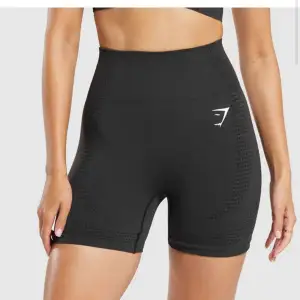 Hej säljer dessa shorts från Gymshark då de blivit för små. Tyvärr har de ett mindre håll i sömnen där bak men inte jätte synligt. Nypris 499kr