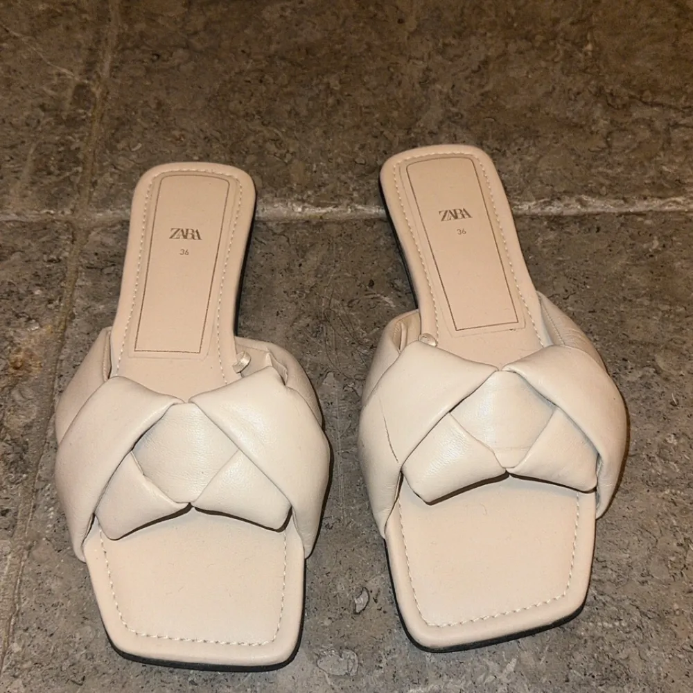 Säljer mina fina zara sandaler då dem inte har kommit så mycket till användning! Perfekt nu till sommare🥰. Skor.