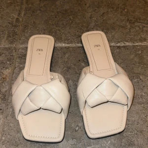 Zara slippers - Säljer mina fina zara sandaler då dem inte har kommit så mycket till användning! Perfekt nu till sommare🥰