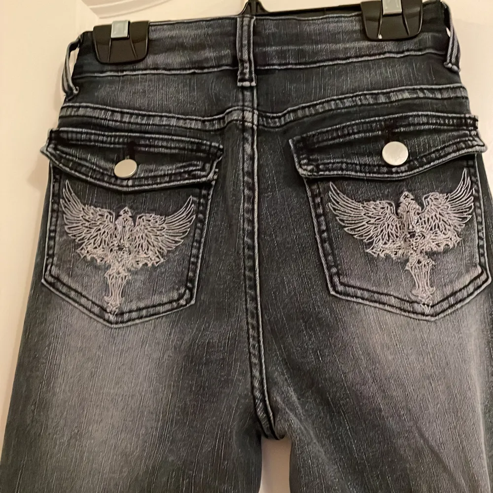 Svarta/ grå byxor med design på bak fickorna . Jeans & Byxor.