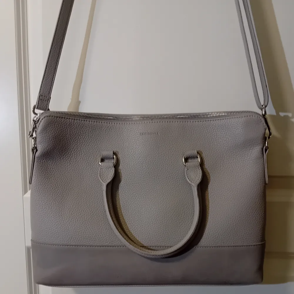 Snygg väska från Don donna i grått perfekt till en lapptop och mer. Väskor.