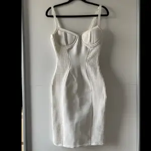 Vit kroppsformad midi klänning från Boohoo. Den ger en hourglass illusion på kroppen. Har aldrig använts sen den köptes hösten 2022. Jätte bra skick. Obs. Kan tvättas och strykas om önskas 🤗