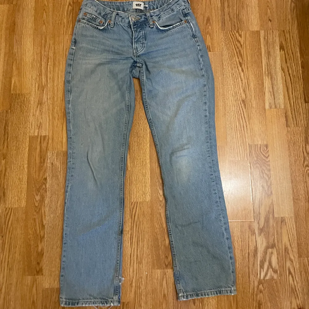 Supersnygga lägmidjade jeans från lager 157.👖 har använt ett par gånger. I storlek Xs Kontakta mig för mer info. Mvh🥰. Jeans & Byxor.