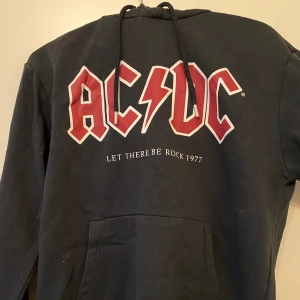 AC/DC hoddie - Ac/dc hoodie i storlek xs 💕 Aldrig använt💕 Bra skick💕 