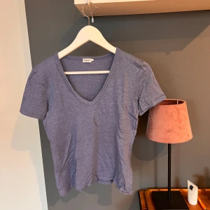Filippa K T-shirt blå  - Filippa K t shirt i linne som jag fått i present. Jätte fin blå färg men något liten på mig.  🌸Använd två gånger. Inga anmärkningar.  🌸storlek S