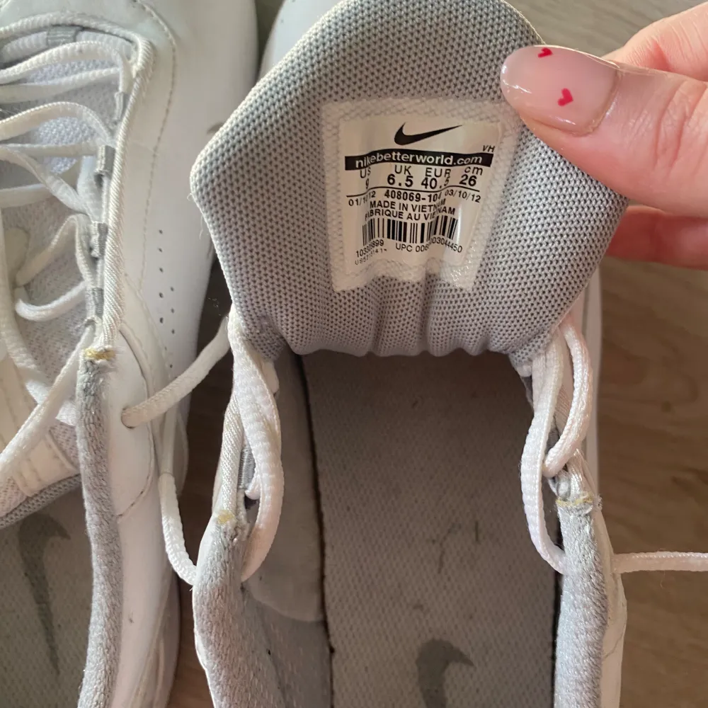 Svin coola Nike skor köpt på sellpy som ger en vintage vibe ❤️‍🔥❤️‍🔥 aldrig använda av mig!. Skor.