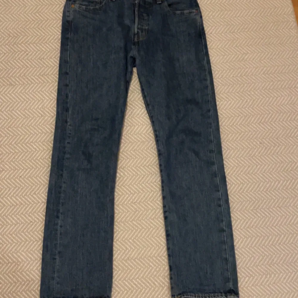 Blåa levisjeans som jag köpte för någon månad sedan. Tröttnat på dem och väljer därför att sälja dem nu. I otroligt bra skick.. Jeans & Byxor.
