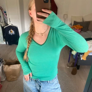 Grön tröja  - Grön tröja med märke på sidan 💚