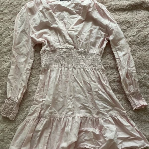 Rosa klänning - Rosa klänning från Zara i storlek M! Aldrig använd🎀 