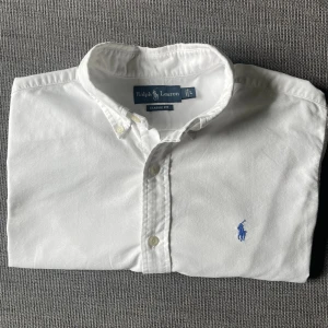 Ralph lauren piké/skjorta - En vit Ralph lauren pike i storlek Large. Den är i bra skick utan några defekter. Kom privat för fler bilder 