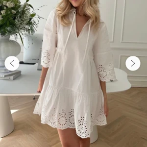 Studentklänning  - Så fin vit sommarklänning som bland annat skulle kunna passa perfekt till studenten🤩 Aldrig använd med prislapp kvar!! Storlek M, men passar även till någon som brukar ha storlek S🫶🏼Nypris var 1099kr!!