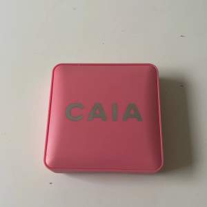 Hej jag säljer Caia blush i färgen Troublegum. 