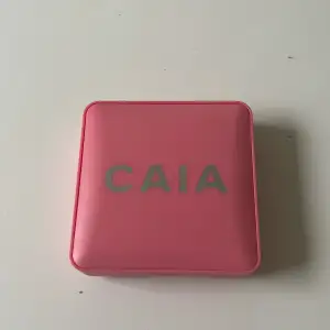 Hej jag säljer Caia blush i färgen Troublegum. 