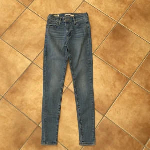 Levis jeans  - Ett par oanvända Levis jeans storlek 23  Pris: 150 kr