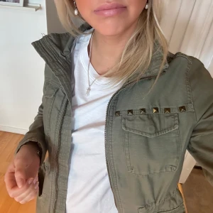 Grön jacka med nitar strl 36 - Jättecool, sparsamt använd!! Passar en 36!