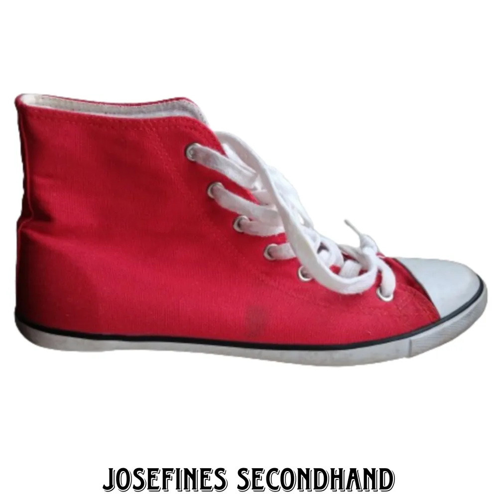 Röda sneakers från Din Sko. Köpte dem second hand för några år sedan. De är i använt men fint skick. Skor.