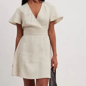 Nakd linne klänning - Oanvänd linneklänning från nakd med lapp kvar. Storlek 34. 