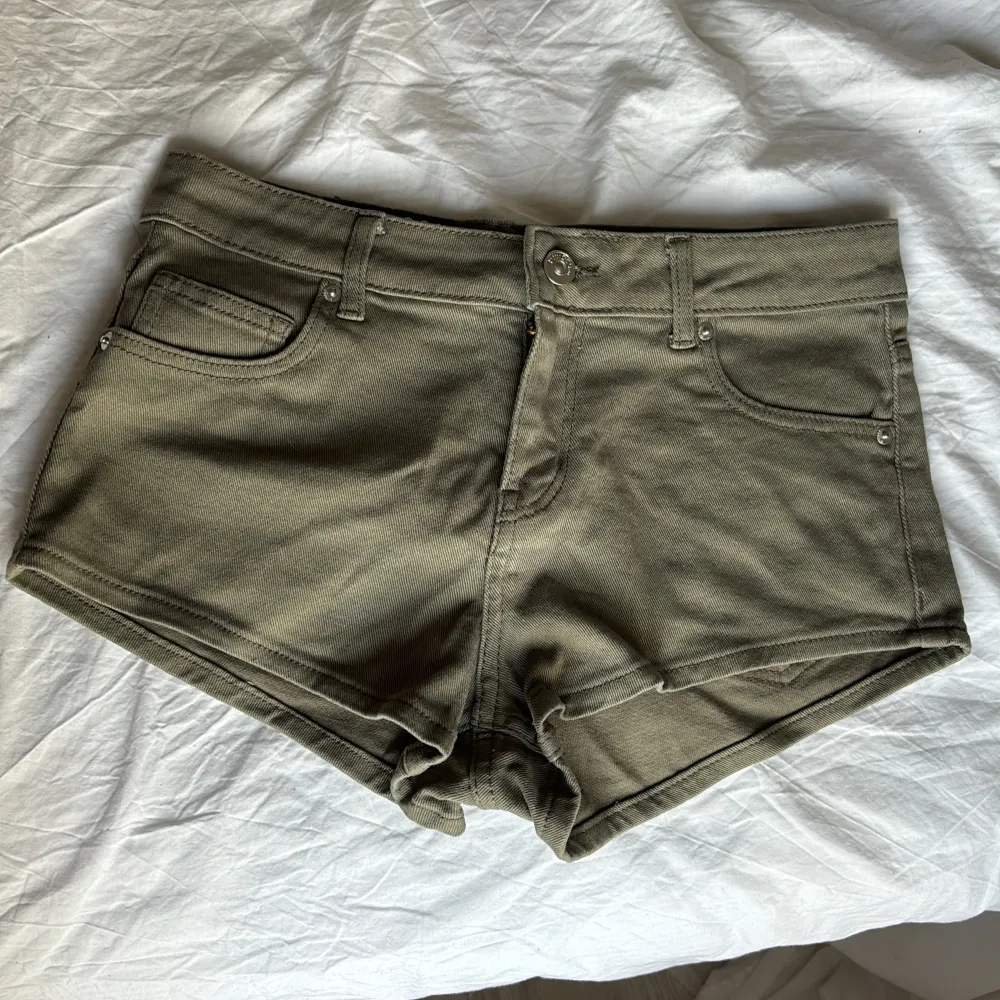 Säljer mina militärgröna jeans shorts från hm med lapp kvar. Superfina men tyvärr för små. Storlek 38 och mycket eftertraktade då de ej säljs längre!. Shorts.