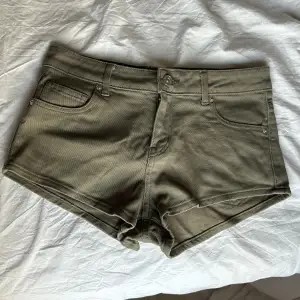 Säljer mina militärgröna jeans shorts från hm med lapp kvar. Superfina men tyvärr för små. Storlek 38 och mycket eftertraktade då de ej säljs längre!