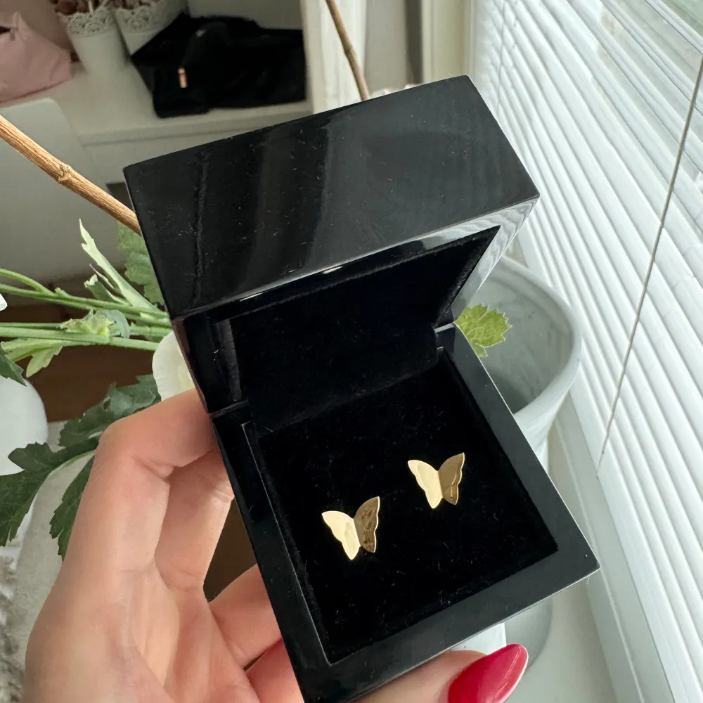 Säljer mina Little Miss Butterfly örhängen i 18K Rödguld. Använda endast en gång, i Nyskick! Nypris 7.600kr Följs med ask som på bilden. Accessoarer.