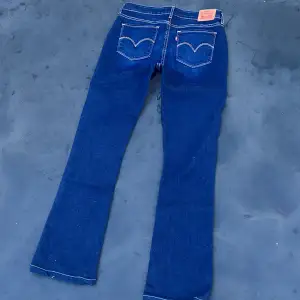 Levis bootcut jeans i storlek 30! Modellen heter 715 bootcut, dom är mid/low waist. Fint skick! Midjemått: 76 cm + stretch  || Innerbenslängd: ca 78 cm ⭐️