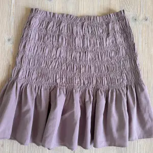 Såå fin lila kjol från Neo Noir!🌸 Nyskick och använd fåtal gånger✨Står ej storlek men skulle säga att de är xs-m🤗