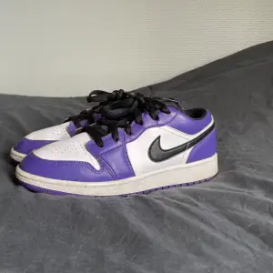 Jag säljer min äkta använda Air Jordan 1 low ”court purple” för att dom är för små. De är i fint skick, hälkappan är dock lite lite nedtryckt. Ny pris 2600kr. Skriv om det är nåt du undrar över. Pris kan diskuteras.😊