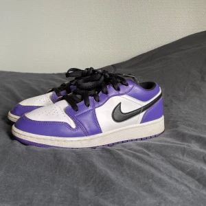 Jordan 1 low - Jag säljer min äkta använda Air Jordan 1 low ”court purple” för att dom är för små. De är i fint skick, hälkappan är dock lite lite nedtryckt. Ny pris 2600kr. Skriv om det är nåt du undrar över. Pris kan diskuteras.😊