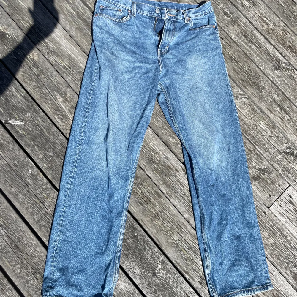 Blåa jeans modell GALAXY från Weekday i storlek 30/32, väldigt fint skick! Sällan använda. Säljes i befintligt skick.. Jeans & Byxor.