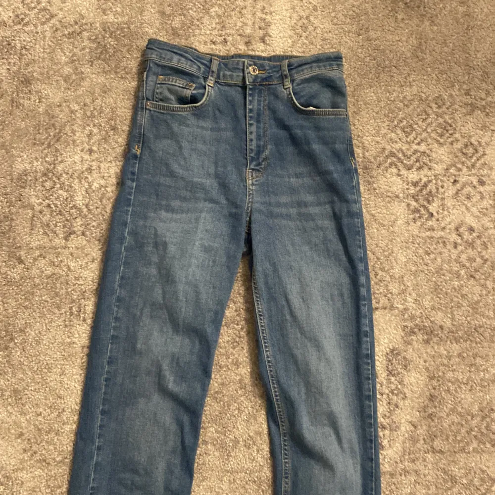 Ett par blå slit jeans bootcut i från Gina tricot🩷. Jeans & Byxor.