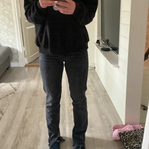 Jeans  - Säljer dessa snygga jeans från Gina då de är för små för mig, är i fint skick💞