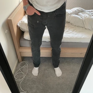 Lee Jeans - Lee jeans i mörkare grått till salu. Jag är 185 cm och väger 78 kg. Inga defekter och tveka inte vid frågor❗️ 