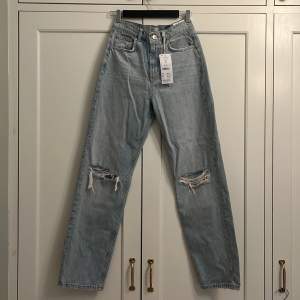 Supersnygga ljusblå premium jeans. Hög midja. Aldrig använda pga för små. Storlek 36. Nypris 599kr. 