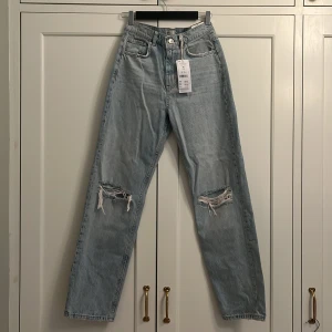 Highwaist jeans Gina - Supersnygga ljusblå premium jeans. Hög midja. Aldrig använda pga för små. Storlek 36. Nypris 599kr. 